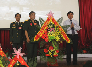 Đồng chí Trần Đăng Ninh, Phó Bí thư Thường trực Tỉnh ủy, Chủ tịch HĐND tỉnh tặng lẵng hoa cho Ban liên lạc D647 - F320B chúc mừng nhân kỷ niệm 45 năm ngày nhập ngũ của thanh niên tỉnh Hòa Bình tháng 8/1971 – 8/2016.

